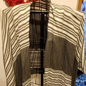 H&M Poncho in white and grey